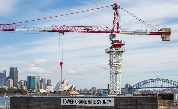 How Tower Crane Hire Can Reduce Project Delays
